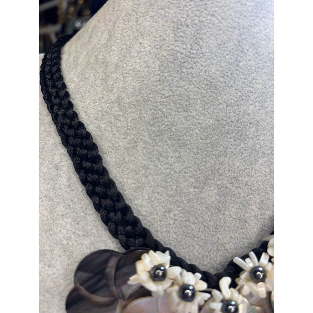 #9. Artisan Lux Shell Floral Necklace - Picture 4 of 5